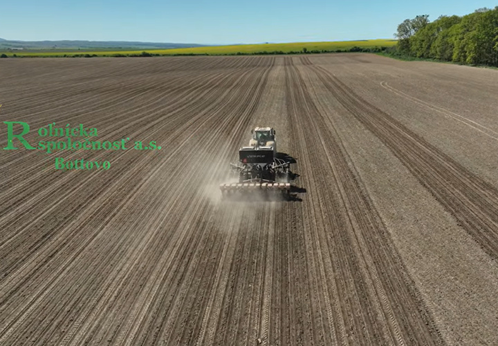 „Jarný útok na poliach Bottova: Sejba, kosenie a senáž v plnom nasadení!“