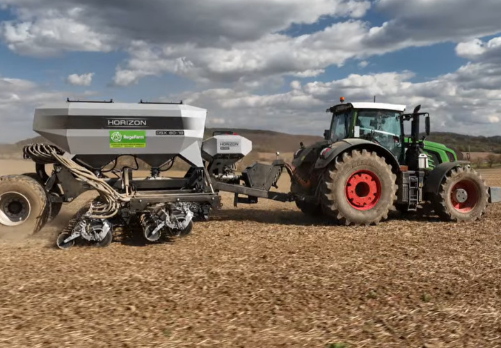 „Roľnícka spoločnosť Bottovo v akcii – No-Till sejba horčice (SLY) a ostropestreca (Horizont DSX 60-18)“